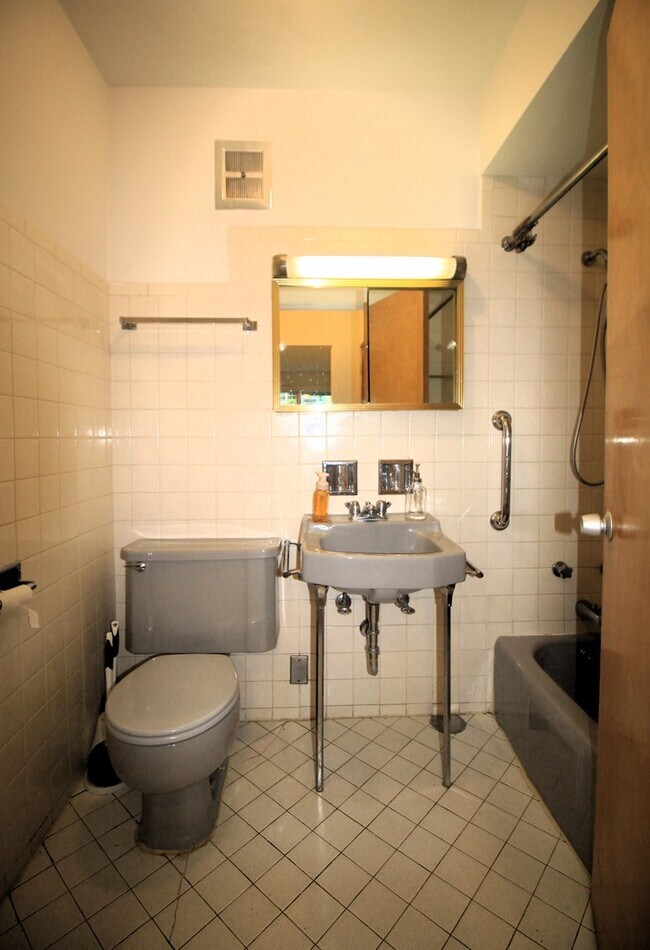 Building Photo - 220 N Kenilworth Ave