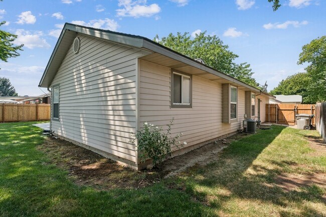 Building Photo - 5360 N Noble Fir Ave