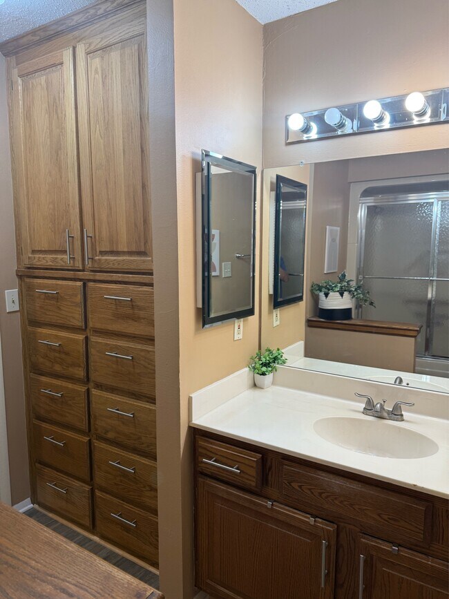 Building Photo - 135 Hillview Dr