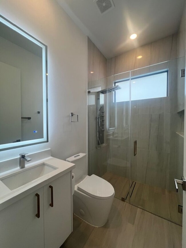 Building Photo - ? For Rent: Stunning 3 Bedroom, 2 Bath Poo...