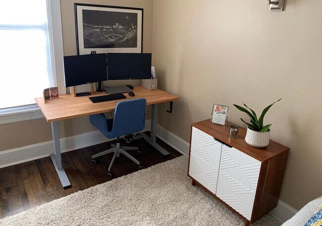 Building Photo - 1527 N Claremont Ave