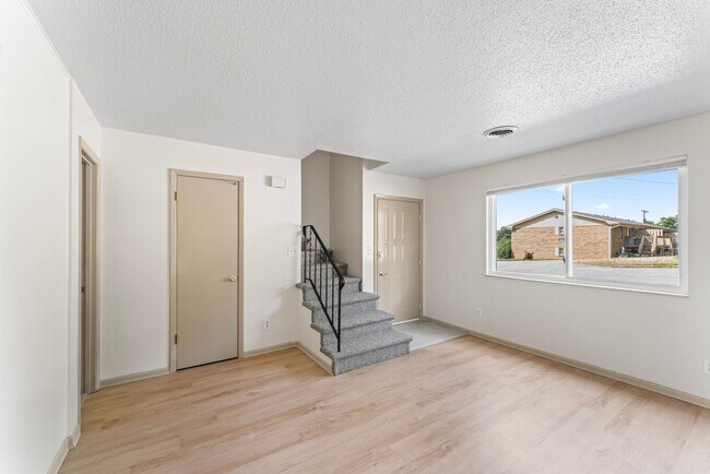 Building Photo - West Knoxville 37919 - Charming, Newly Upd...