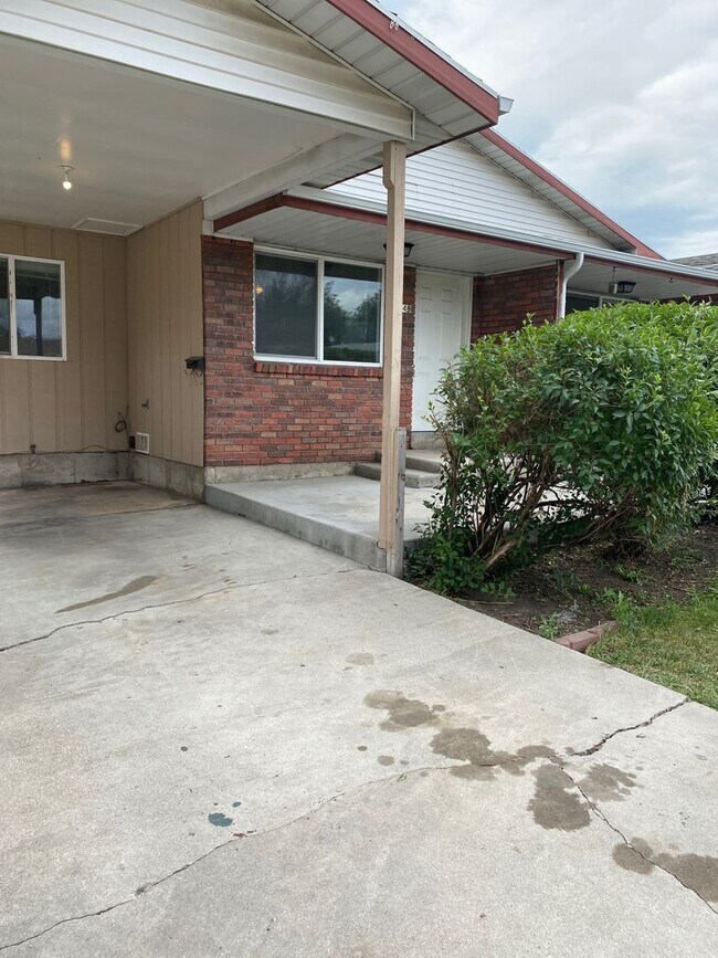 Building Photo - Maple Village Duplex