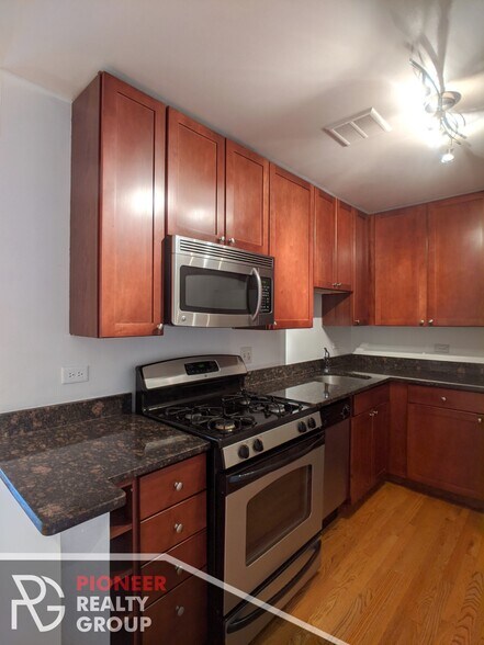 Building Photo - 643 W Wrightwood Ave
