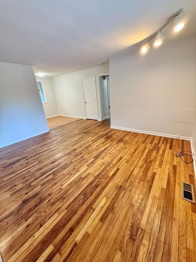 Building Photo - 2 BR 1 Bath Duplex with convenient airport...