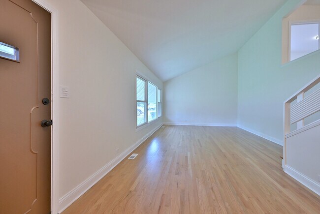 Building Photo - 6750 N Kostner Ave