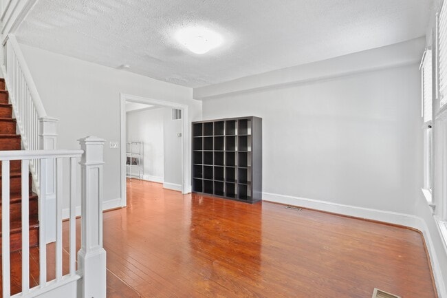 Building Photo - 209 Douglas St NE