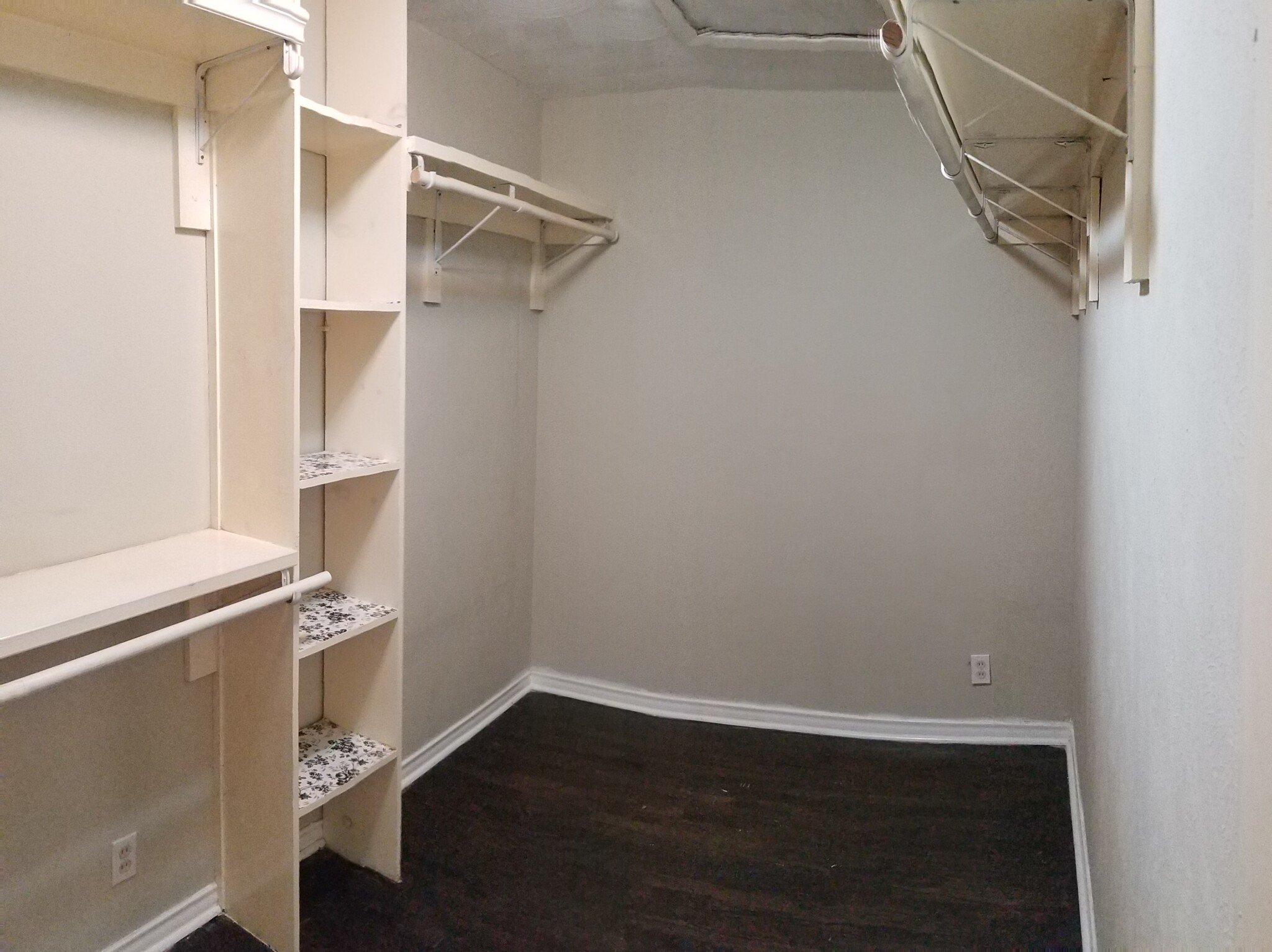 Walk in Closet 6x12ft - 10833 Marchant Cir
