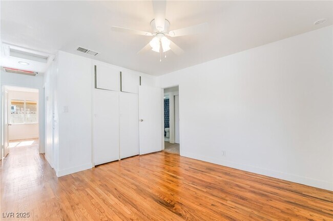 Building Photo - 1054 E Hassett Ave