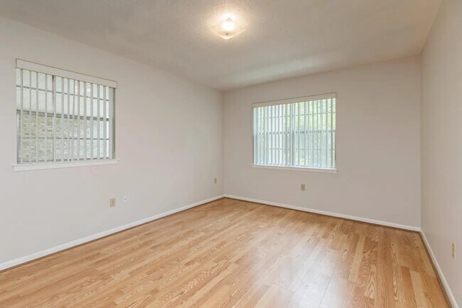 Building Photo - 104 Country Club Dr