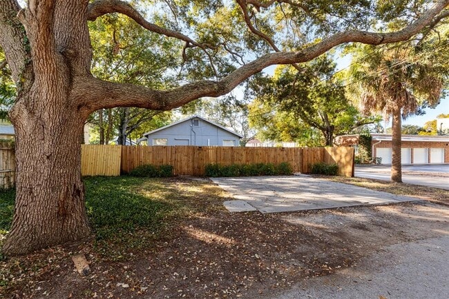 Building Photo - 855 22nd Ave N