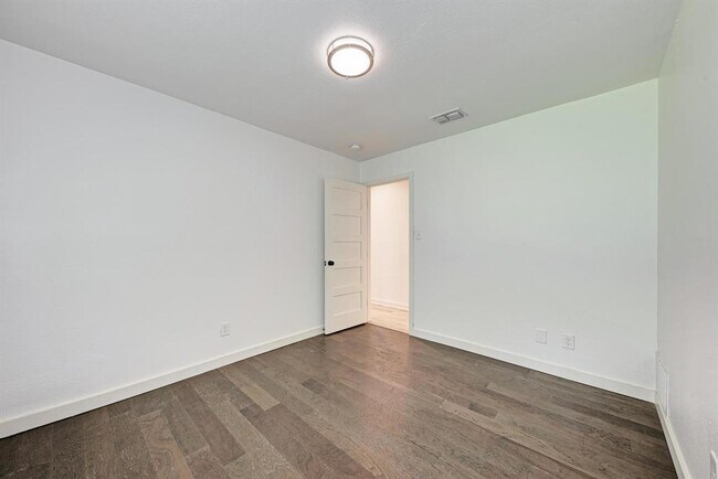Building Photo - 6700 Kings Point