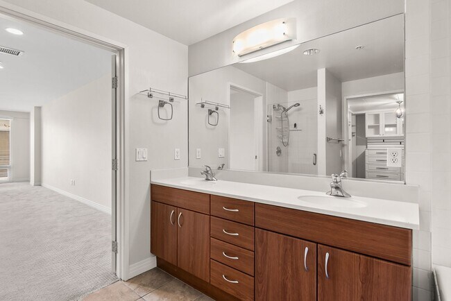 Building Photo - Walkable Little Italy Living – 3BR/3BA with Gated Parking