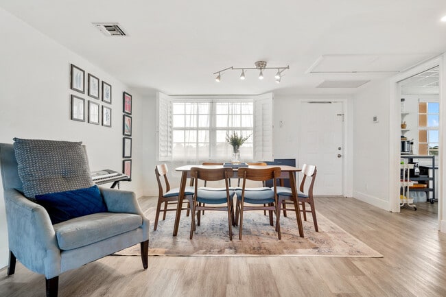 Building Photo - 3900 Oaks Clubhouse Dr