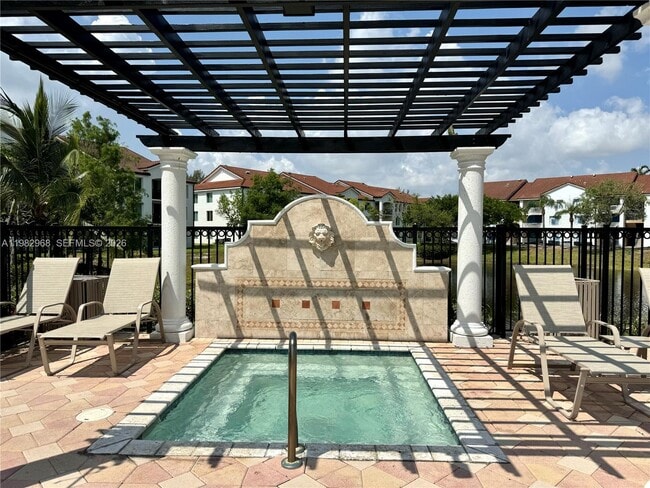 Building Photo - 1020 Villa Cir