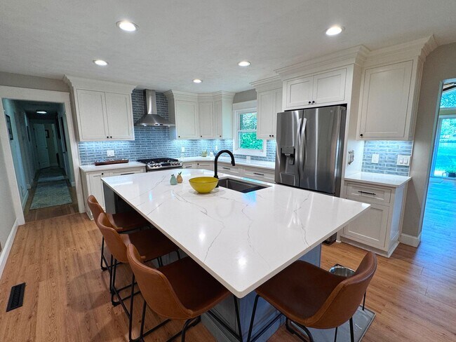 Building Photo - Lakefront Great Neck Home! 4/2.5 brick ranch in lovely Southern Point