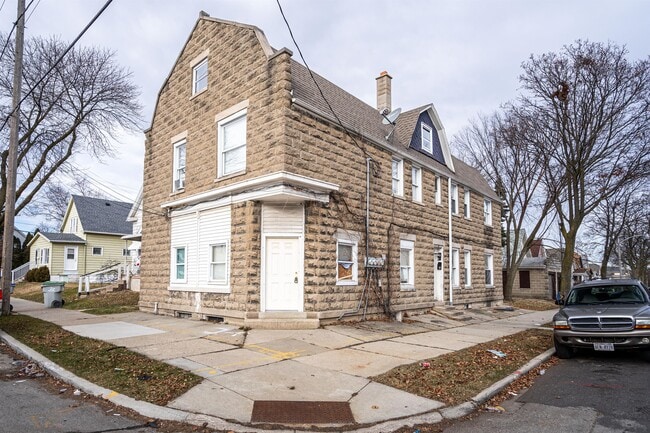 Building Photo - 1500 W Dakota St