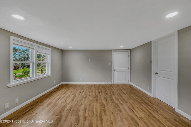 Building Photo - 664 Laurel Dr