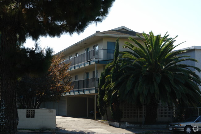Building Photo - Golf Club Manor Apartments