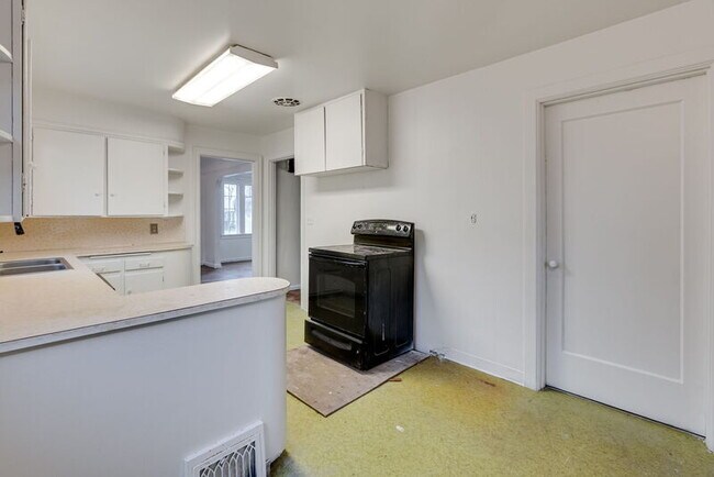 Building Photo - 1137 SE Uglow Ave