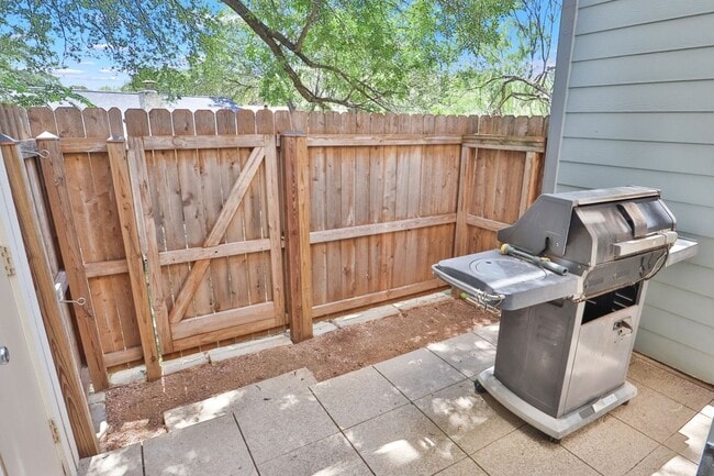 Building Photo - 12210 Apricot Dr