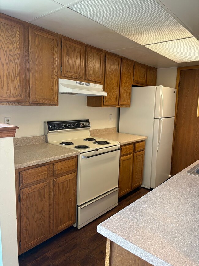 Building Photo - 2 Bedroom 2 Bathroom Townhome In Village S...