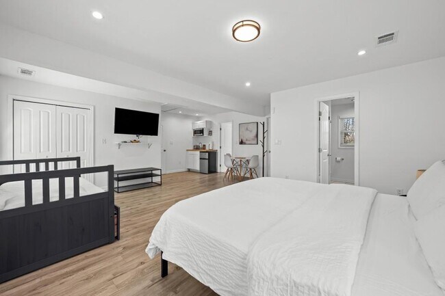 Building Photo - 414 Charles Pl