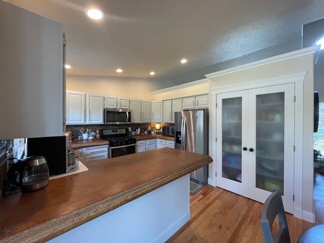 Building Photo - Nice home in great neighborhood