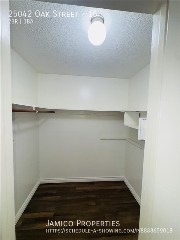 Building Photo - 25042 Oak St