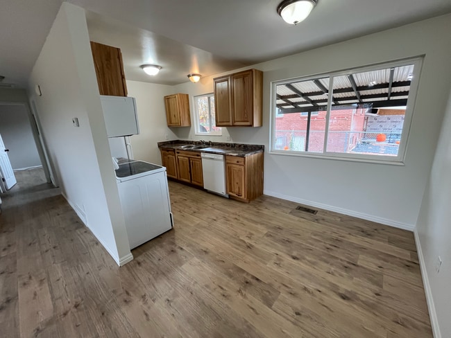 Building Photo - Roy Twinhome