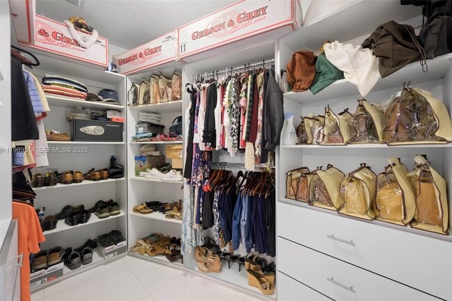 Building Photo - 2020 N Bayshore Dr