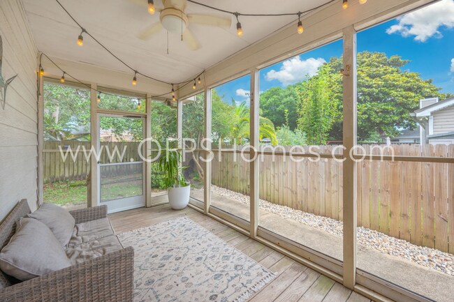 Building Photo - 3/2 in Destin!! AVAILABLE JULY 1