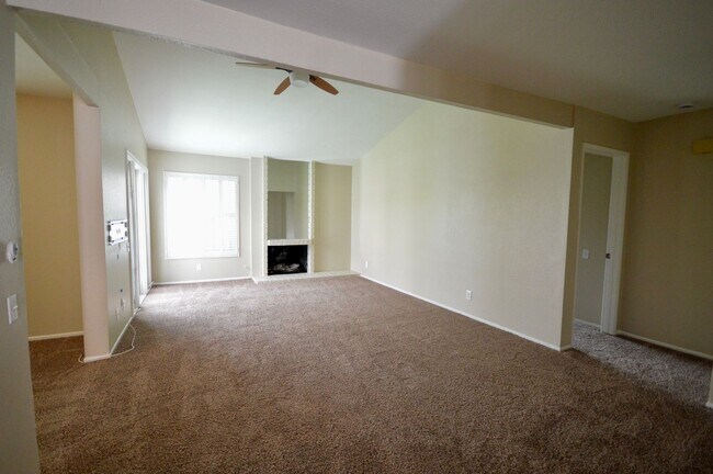 Building Photo - 2 Bedroom plus Den Home in 55+ Community i...