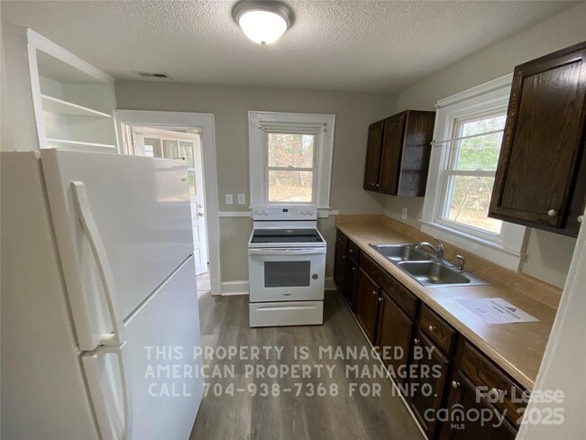 Building Photo - 69 Creswell Dr NE