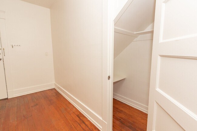 Building Photo - Charming 1-Bed/1-Bath Unit One Block from the Heart of Barrio Logan! $1000 DEPOSIT!