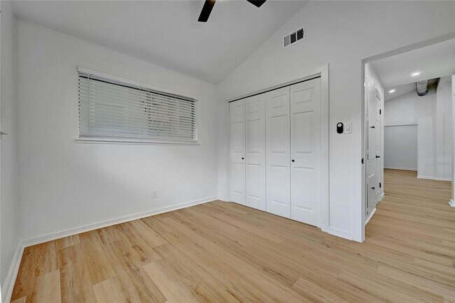 Building Photo - Fully updated 6 bed house!!! 1911 David!