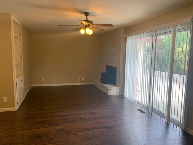 Building Photo - Terrific Brentwood Neigborhood!