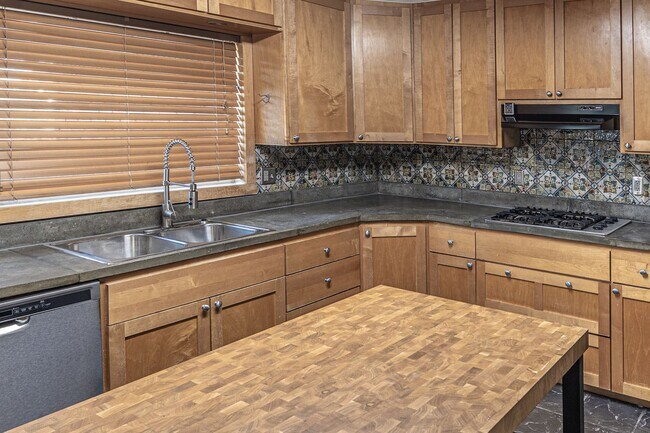 Building Photo - 3-Bed Midtown Home, Large Fenced Yard With Pool