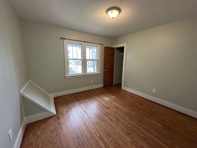 Building Photo - Move in Special - $500 off November rent -...