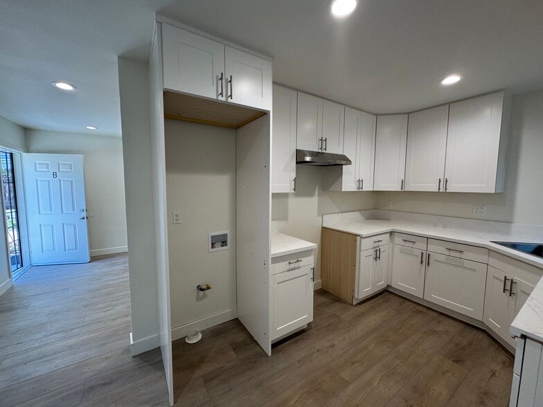 Kitch - Laundry Hookups - 1026 Ruberta Ave