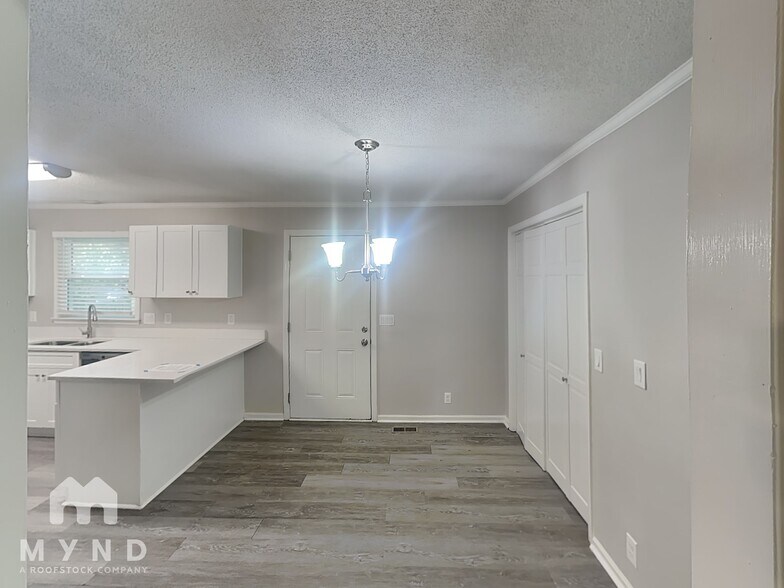 Building Photo - 907 Briar Ct