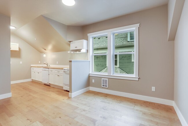 Building Photo - Two Bedroom Home - Close to Tacoma General...