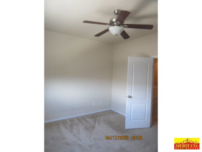 Building Photo - Townhome