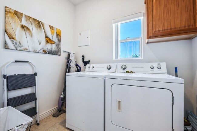 Building Photo - 3 BR + Bonus, Fully furnished, Includes Ut...