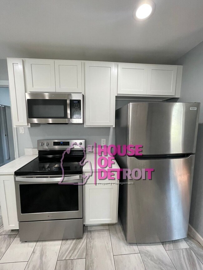 Building Photo - 3 BEDROOM | 2 BATH | FREE PRE SCREEN