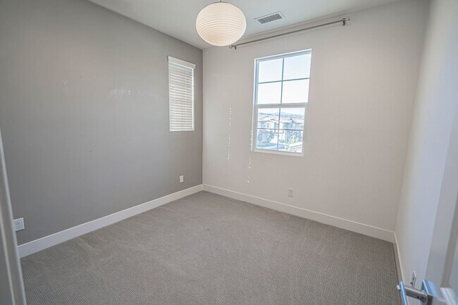 Building Photo - West Creek 3 Bedroom Condo for Rent in Val...