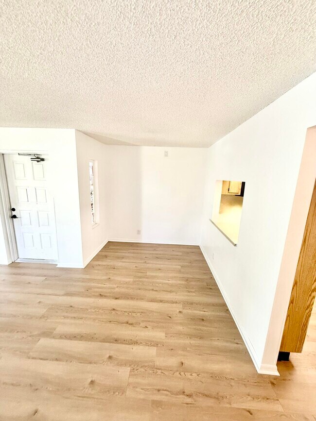 Building Photo - 13750 Oneida Dr