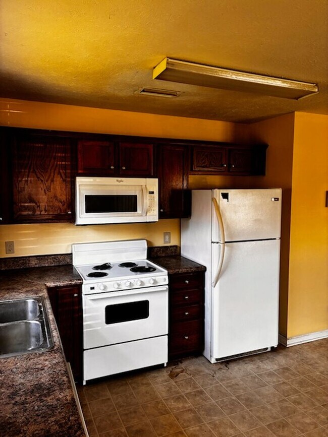 Building Photo - First two weeks free for approved applicant