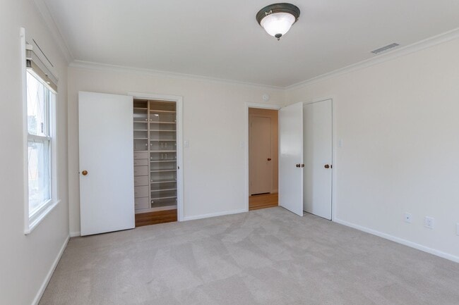 Building Photo - 4 Bed / 3 Bath Burlingame home near excell...