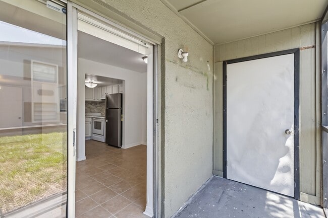 Building Photo - 2569 N Alafaya Trail